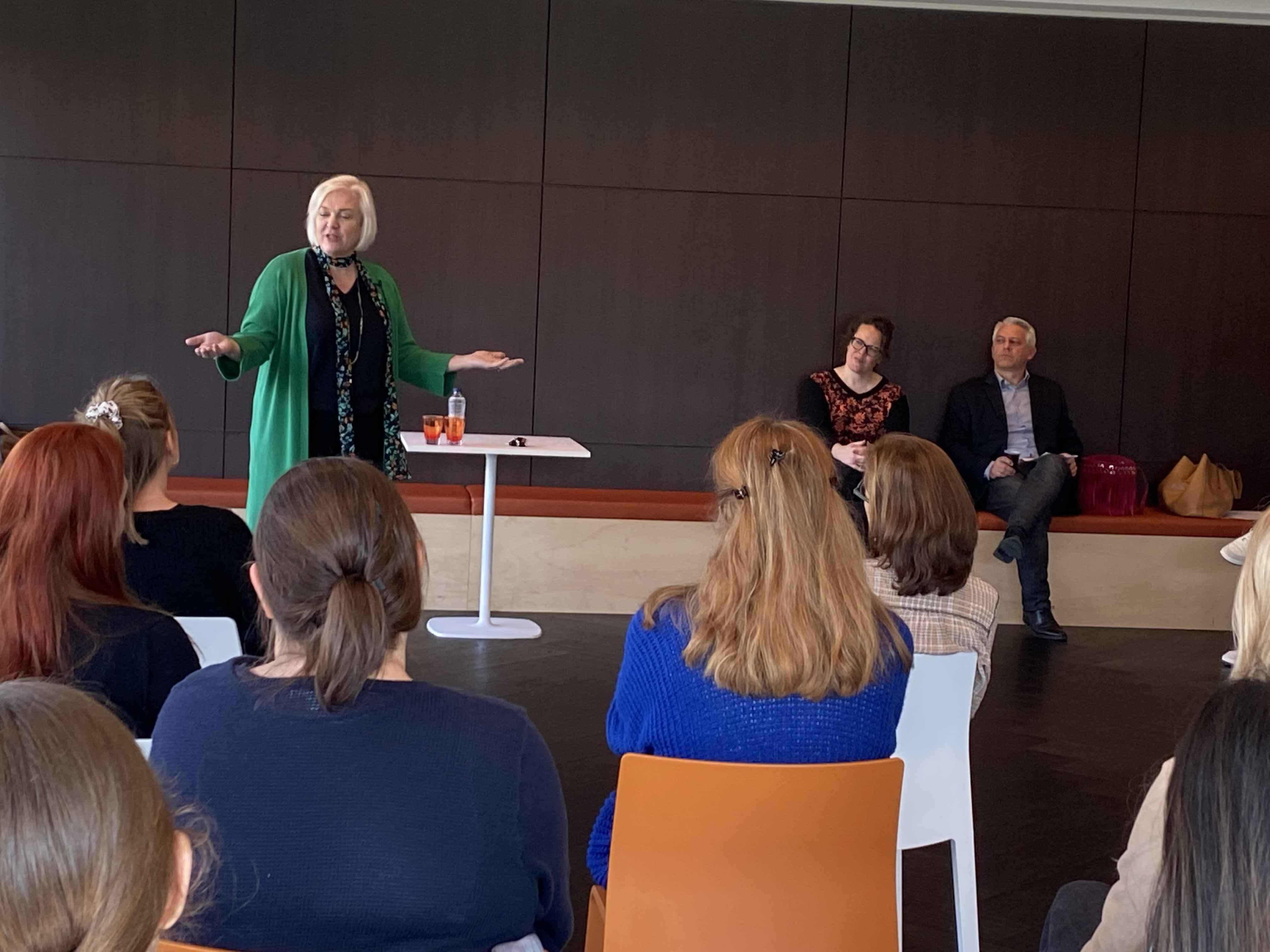 Orange presentatie gegeven door vrouwelijke medewerker